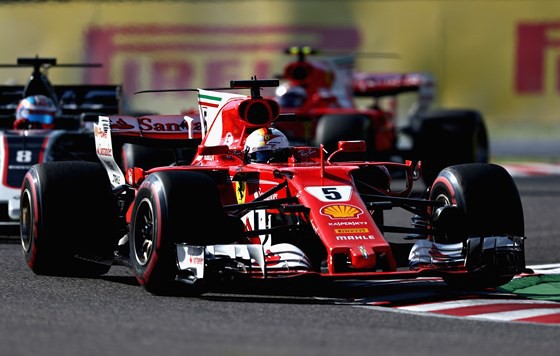 Hình ảnh: Sebastian Vettel đi “nhầm” lên cỏ