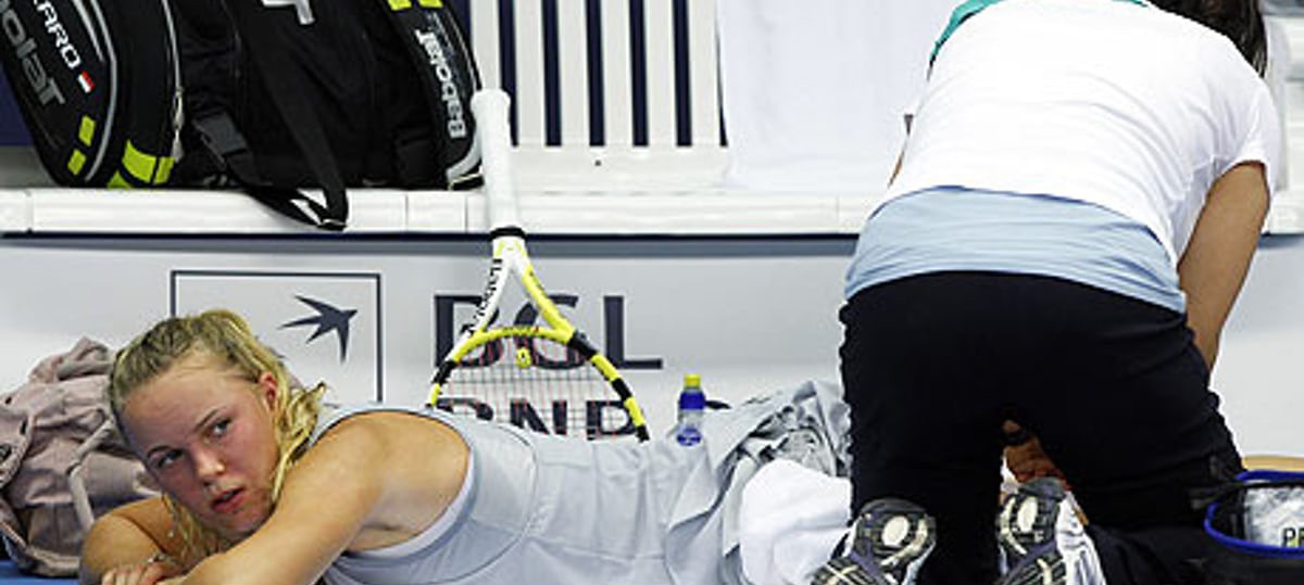 Wozniacki lấy lý do chấn thương và bỏ cuộc khi chỉ còn cách chiến thắng có 1 game