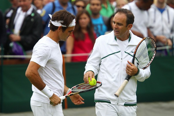 Annacone (phải) góp công lớn giúp Federer vô địch Wimbledon 2012
