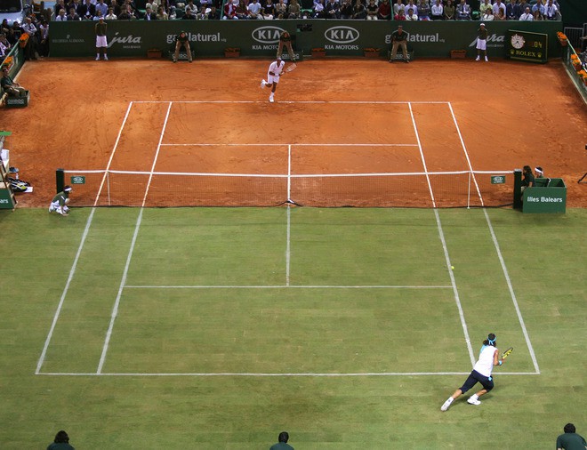 Nadal thắng Federer 7-5, 4-6, 7-6 trên mặt sân đặc biệt một nửa là đất nện, một nửa là cỏ năm 2007