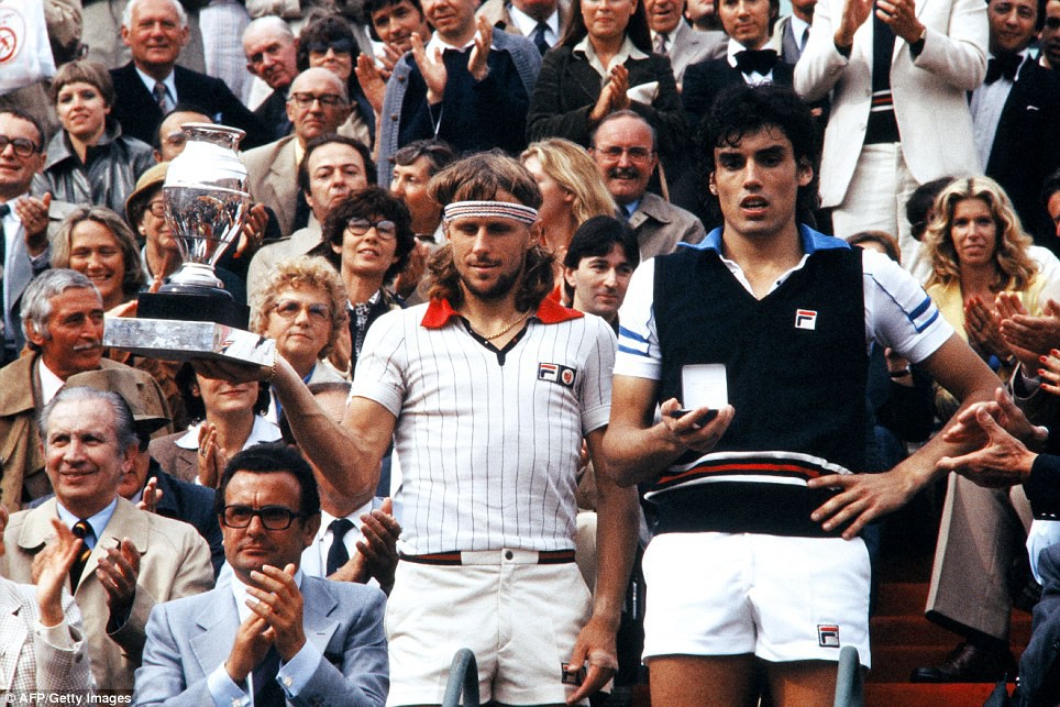 Huyền thoại Bjorn Borg (trái) là người duy nhất trong kỷ nguyên Mở vô địch Roland Garros và Wimbledon cùng một năm tới 3 lần liên tiếp