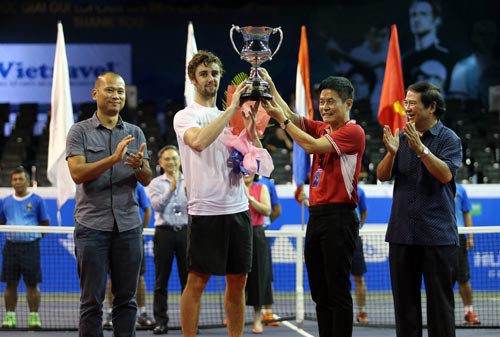 Jordan Thompson nhận chiếc cúp vô địch giải Vietnam Open vào tháng 10/2016