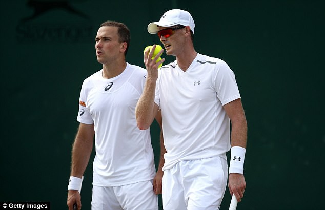 Jamie Murray (phải) yêu cầu mọi sân đấu tại Wimbledon cần có ''Hawk eye''