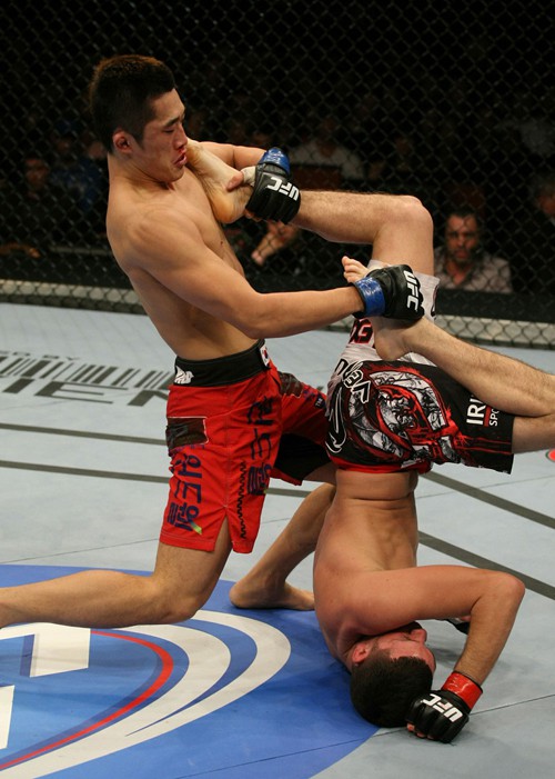 Dong Hyun Kim, đại diện hiếm hoi của châu Á trong “nhà lồng” của UFC.