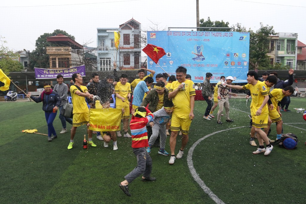 FC Phố Bản tắm bia ăn mừng chức vô địch 
