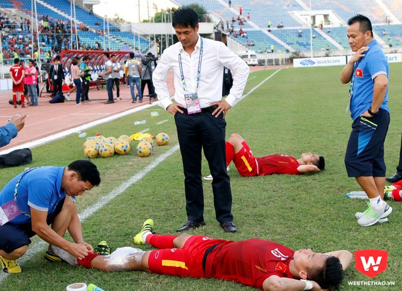 HLV Hữu Thắng động viên Ngọc Hải sau sai lầm dẫn đến trận thua Indonesia. Ảnh Anh Khoa