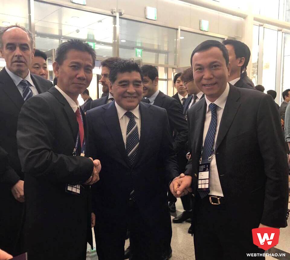 HLV Hoàng Anh Tuấn (trái) và huyền thoại Maradona (giữa) cùng PCT Trần Quốc Tuấn.