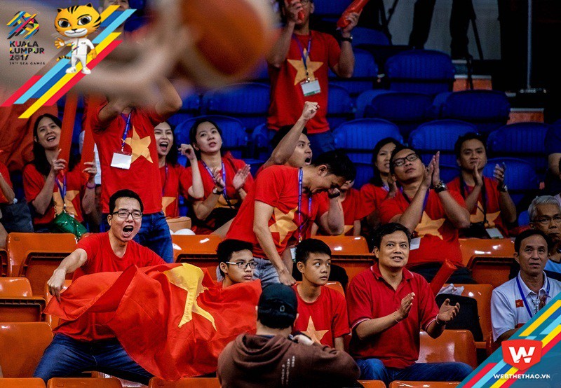 Niềm vui của các CĐV Việt Nam trên khán đài nhà thi đấu MABA, Malaysia. Ảnh: Kuk Thew.