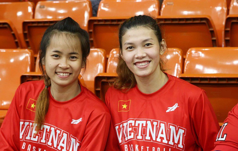 Hai vận động viên nữa của tuyển bóng rổ Việt Nam. Ảnh: VBF.