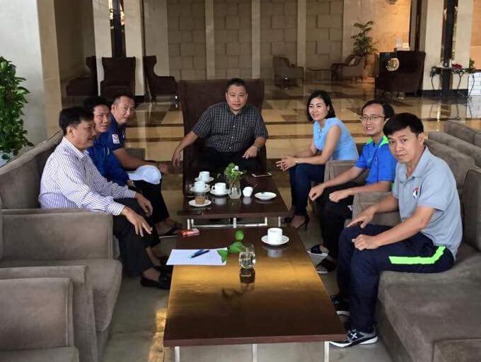 BTC V.League và đại diện hai đội bóng cùng trọng tài đưa ra quyết định hoãn trận Quảng Nam gặp Quảng Ninh lần 2. Ảnh: VPF.