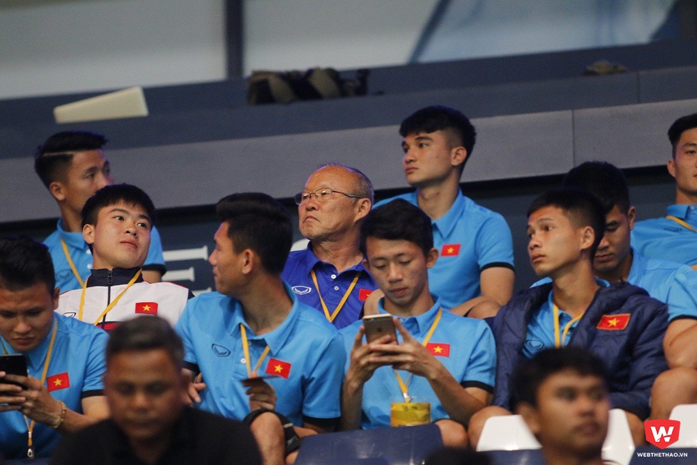 Ông Park Hang Seo cùng các học trò xem trận hòa 2-2 kịch tính giữa U23 Uzbekistan với U23 Myanmar. Ảnh: Quang Thịnh.