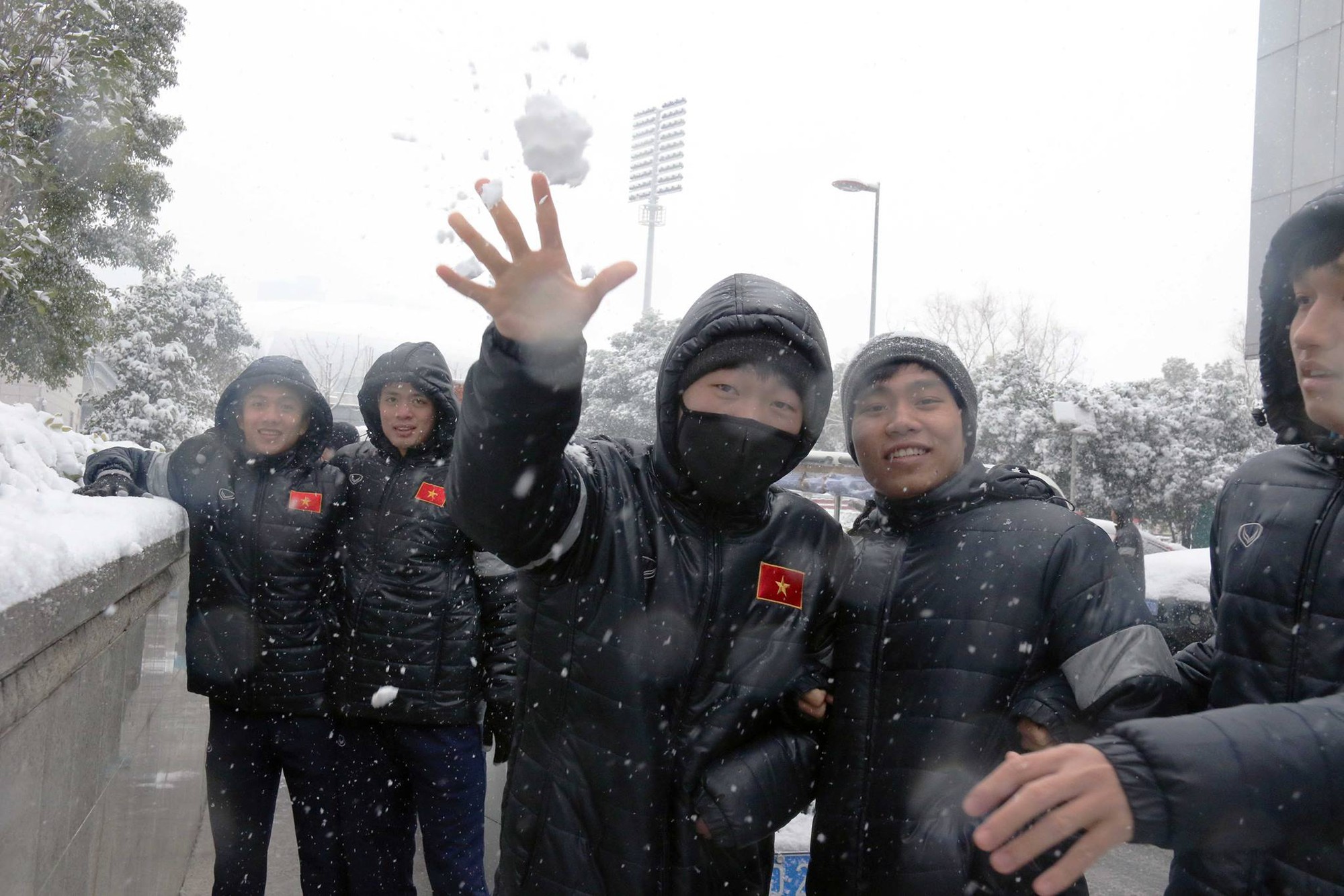 Đội trưởng Lương Xuân Trường ném tuyết vào máy ảnh trong phút đùa vui. Không phải cầu thủ U23 VN nào cũng có cơ hội thấy tuyết như Xuân Trường hồi còn thi đấu tại Hàn Quốc. Ảnh: VFF.
