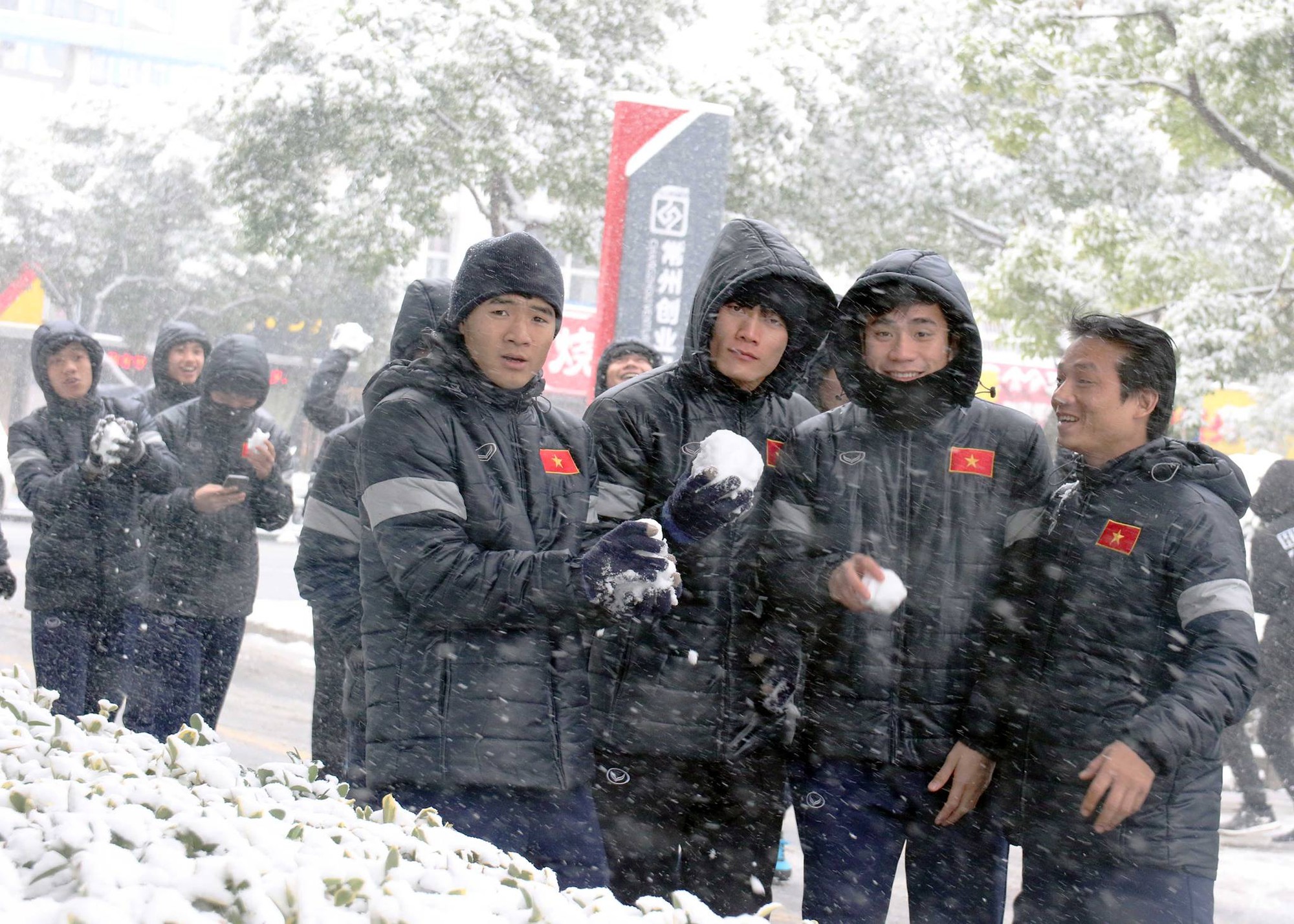 Nhiệt độ ban ngày ở Thường Châu lúc này là -1 độ C, tuyết rơi dày, phủ kín các lôi đi củng như cây cối ở trung tâm thành phố. Cảnh tượng khiến nhiều tuyển thủ U23 Việt Nam không khỏi nghịch ngợm. Ảnh: VFF.