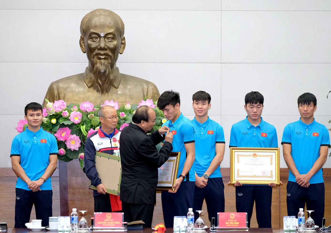Thủ tướng trao bằng khen và kỷ niệm chương cho tập thể U23 Việt Nam. Ảnh: VGS.