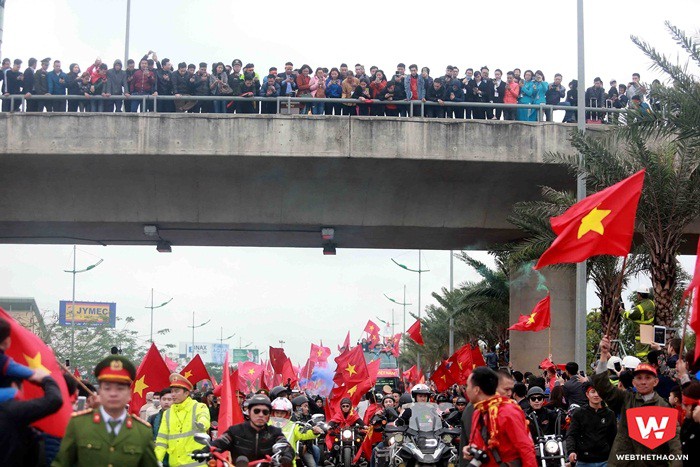 Người dân đứng trên cầu và tràn xuống đường khi xe diễu hành của U23 Việt Nam vừa vượt qua cầu Nhật Tân hướng về trung tâm thủ đô. Ảnh: Hải Đăng.