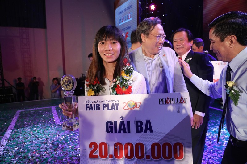 Thùy Trang, nữ cầu thủ ĐTQG Việt Nam cố gắng thi đấu giành HCV SEA Games và cùng mẹ vượt qua căn bệnh ung thư. Ảnh: Huy Po.