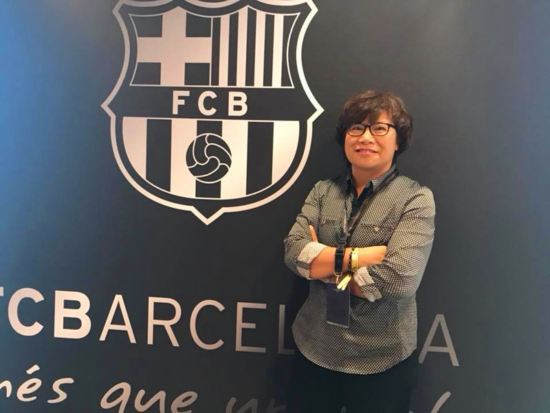 Bà Mae Mua có mặt tại CLB Barcelona để cùng đơn vị chủ quan thương thảo về việc liên kết đào tạo bóng đá trẻ. Ảnh: NVCC