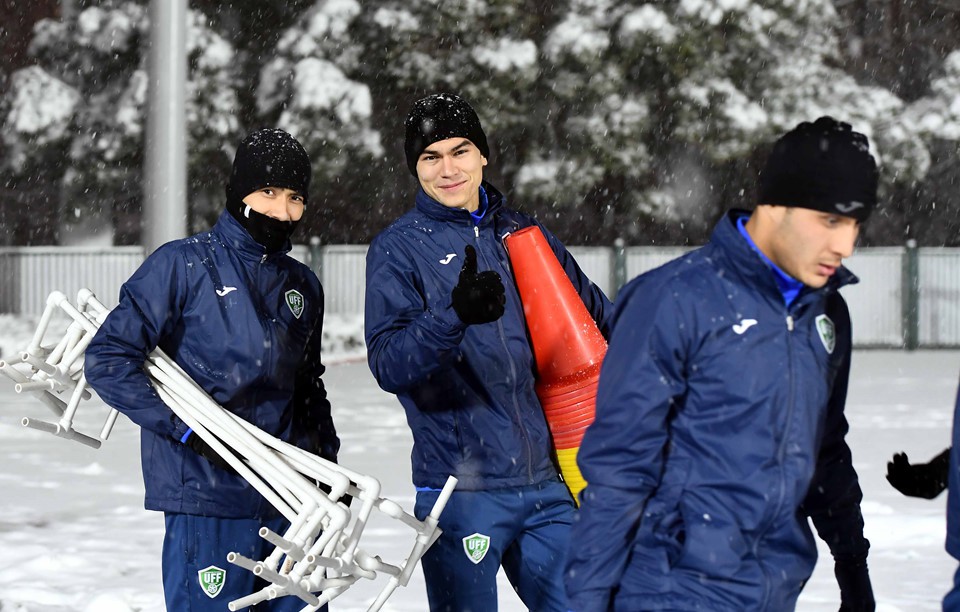 Cầu thủ U23 Uzbekistan ra sân tập ngoài trời bất chấp mưa tuyết rơi dày. Ảnh: AFC.