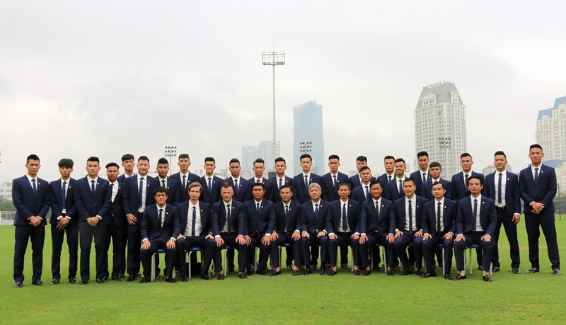 Trước đó, các cầu thủ U20 Việt Nam đã có buổi chụp hình kỷ niệm trên sân cỏ nhưng trong trang phục vest rất lịch lãm. Ảnh: VFF.