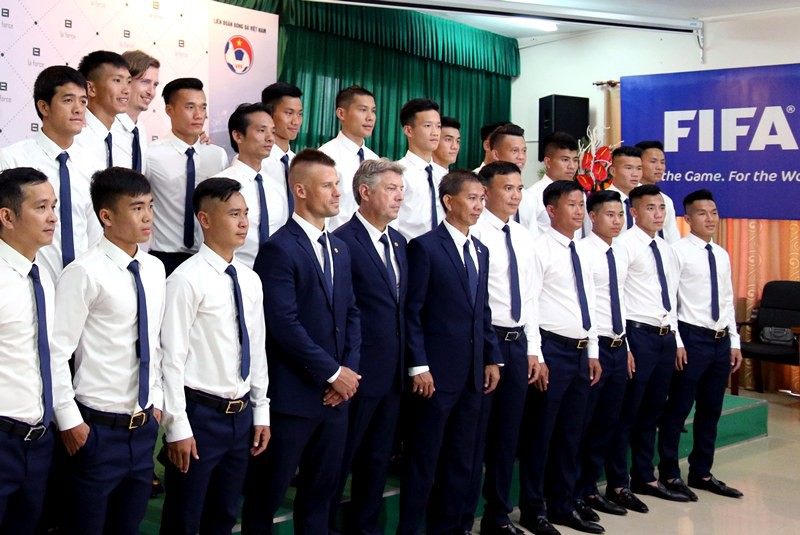 Tổng thư ký Lê Hoài Anh một lần biểu dương thành tích thi đấu xuất sắc của toàn đội tại vòng loại U19 châu Á 2016, qua đó lần đầu tiên trong lịch sử giành quyền góp mặt tại VCK FIFA U20 World Cup. Ảnh: VFF.