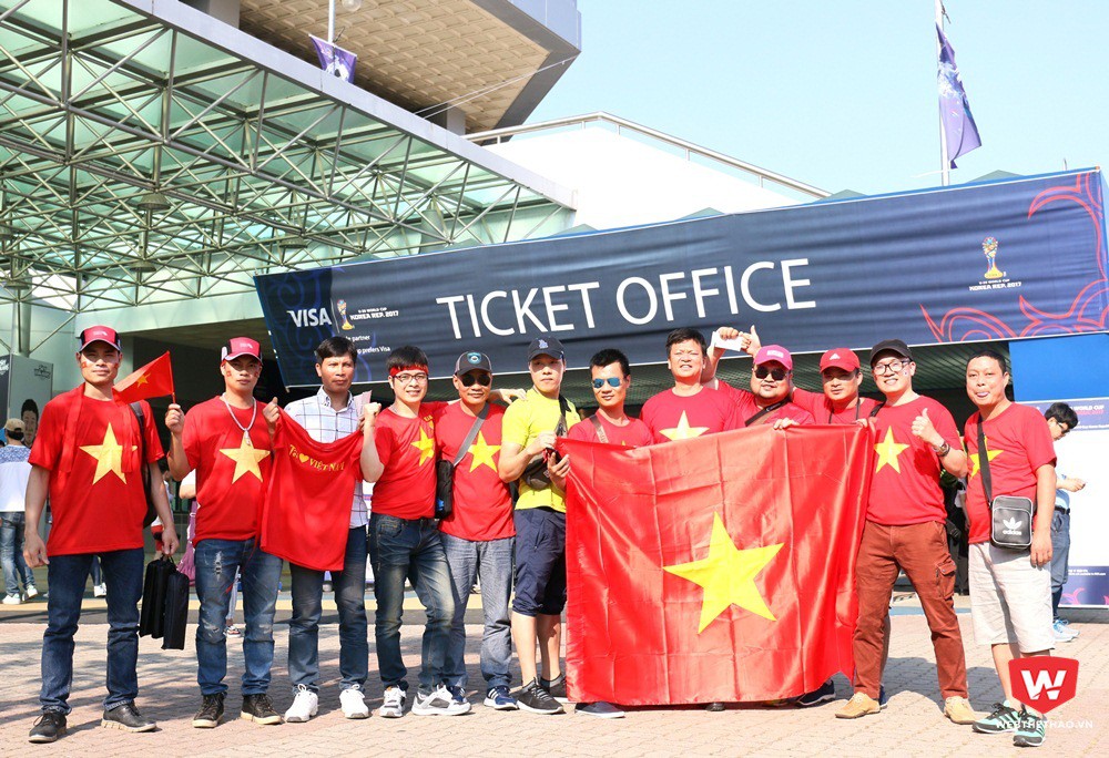 Rất đông các CĐV đến cổ vũ cho U20 Việt Nam. Có những người đi du lịch tự túc, có nhà dẫn gia đình theo, những lao động xin nghỉ sớm để đi xem bóng đá, có những người ở rất xa. Ảnh: Quang Thịnh.