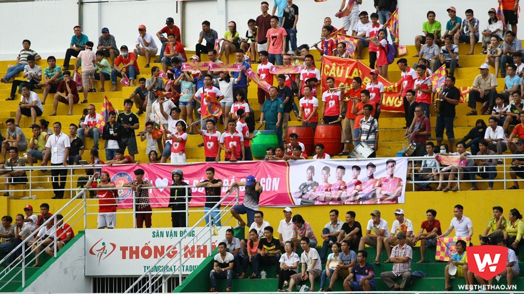 Một trong những mục đích quan trọng của CLB Sài Gòn là thu hút khán giả đến sân và có thêm NHM tại địa phương. Ảnh: Quang Thịnh.