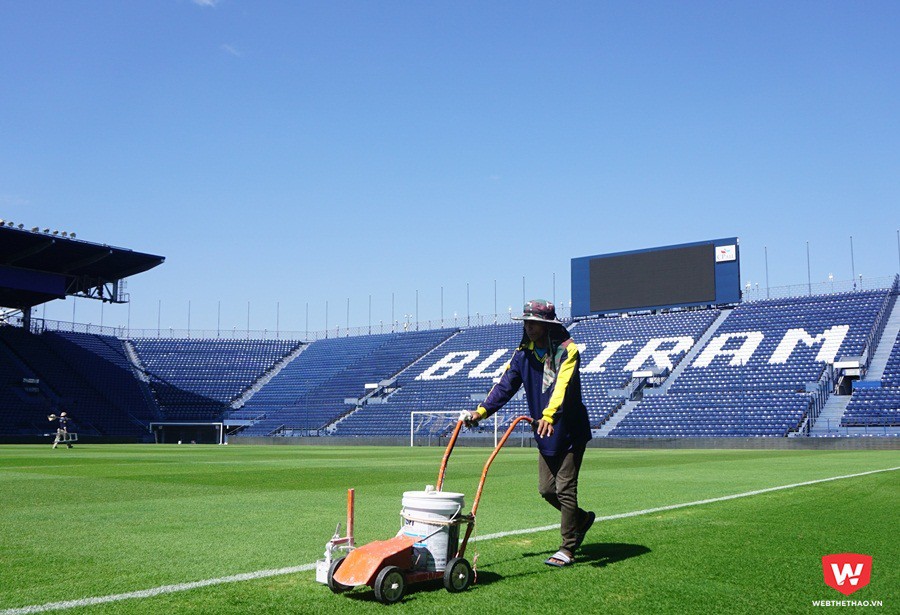 Mặt cỏ được chăm sóc rất kỹ lưỡng, sân không có đường pitch và chỉ để phục vụ các trận đấu bóng đá. Ảnh: Quang Thịnh.