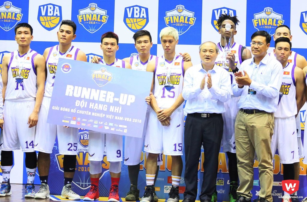 Đội hình HCMC Wings đoạt á quân VBA 2016. Ảnh: Quang Thịnh.