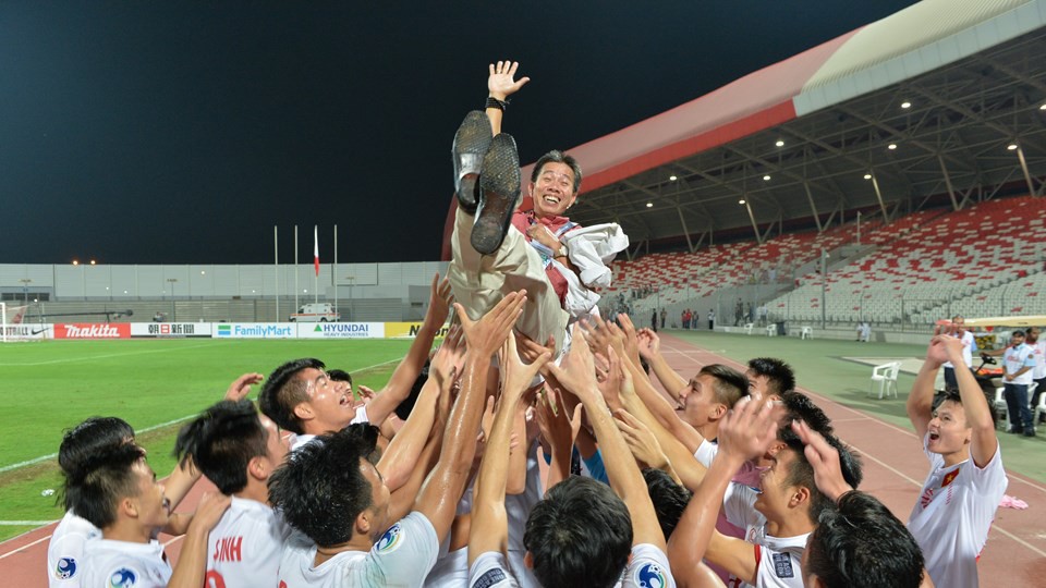 Thầy trò ông Hoàng Anh Tuấn ăn mừng tấm vé dự FIFA U.20 World Cup. Ảnh: AFC