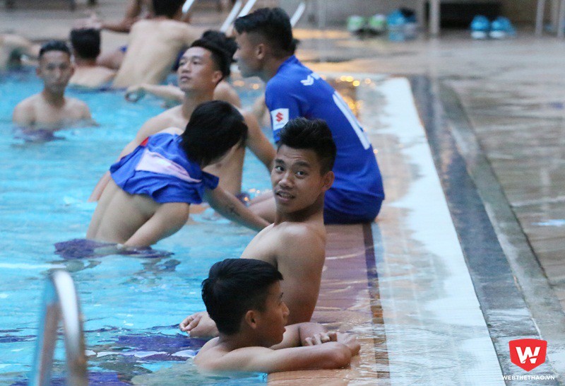 HLV Mai Đức Chung chỉ cho các tuyển thủ bơi 10 phút. Ảnh: Quang Thịnh.