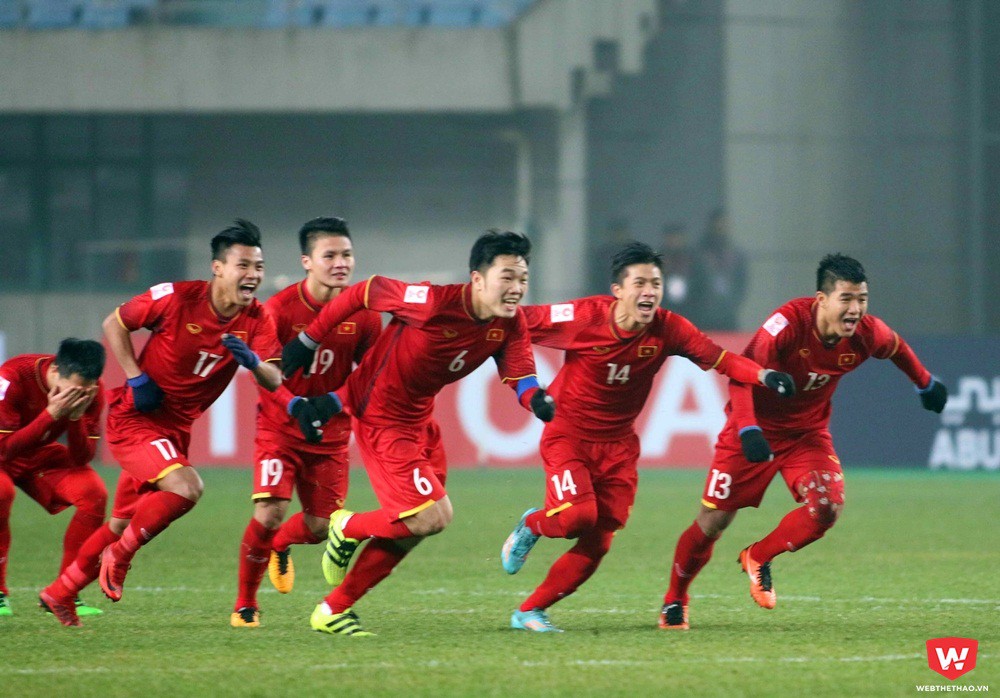 Niềm vui vỡ òa của các cầu thủ U23 Việt Nam sau cú sút quyết định của Tiến Dũng. Ảnh: Anh Khoa.