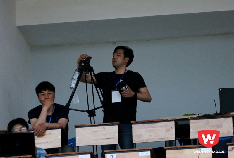 Ông Kim Bo Chan (ngồi) và cộng sự đang lắp đặt các thiết bị ghi hình. Ảnh: Quang Thịnh.
