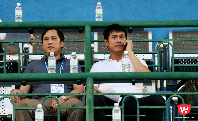 HLV Hữu Thắng (phải) và GĐĐH Lê Hồng Cường của chủ nhà trong trận gặp CLB Quảng Nam. Ảnh: Quang Thịnh.