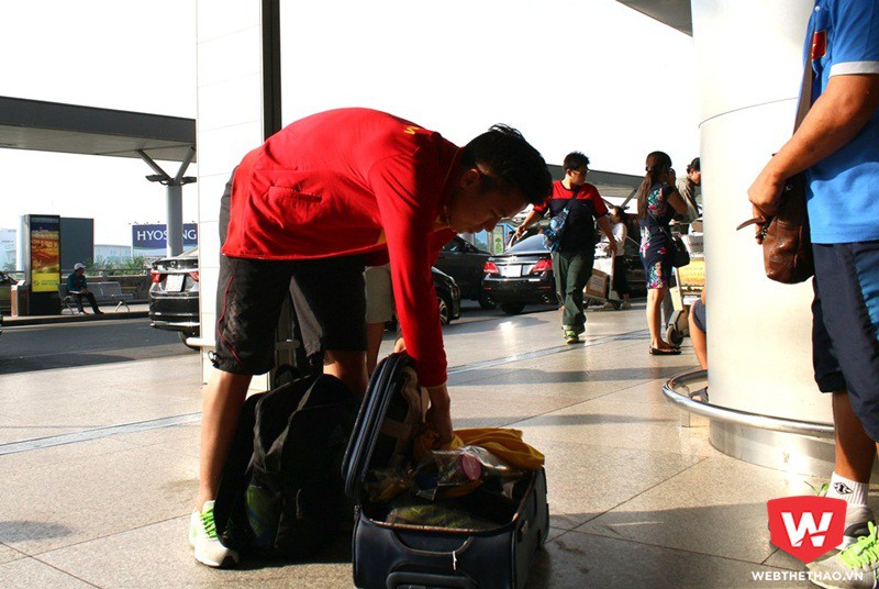 Trước khi di chuyển cùng đội tuyển, Quế Ngọc Hải phải bắt taxi lên sân bay để thay quần. Ảnh: Quang Thịnh.