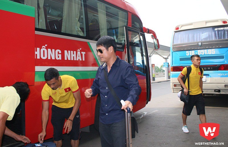 HLV Hữu Thắng và các học trò nhanh chóng di chuyển vào khu vực nhà ga sân bay. Ảnh: Quang Thịnh.