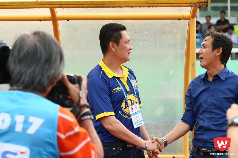 Lần đầu dẫn dắt một đội bóng V.League, HLV Minh Phương (phải) vui vẻ đón nhận thất bại đầu tiên. Ảnh: Quang Thịnh.