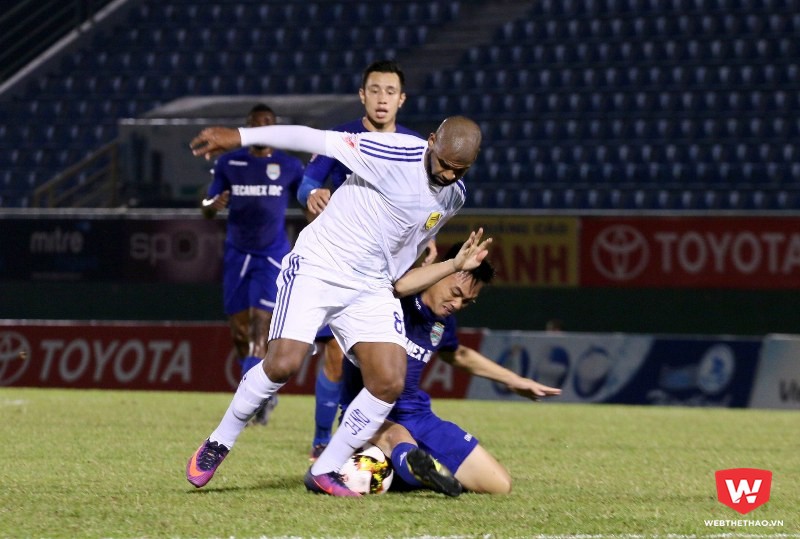 Claudicer (áo trắng) và 3 cầu thủ khác của Quảng Nam đều đã ghi được 3 bàn thắng cho riêng mình. Ảnh: Quang Thịnh.