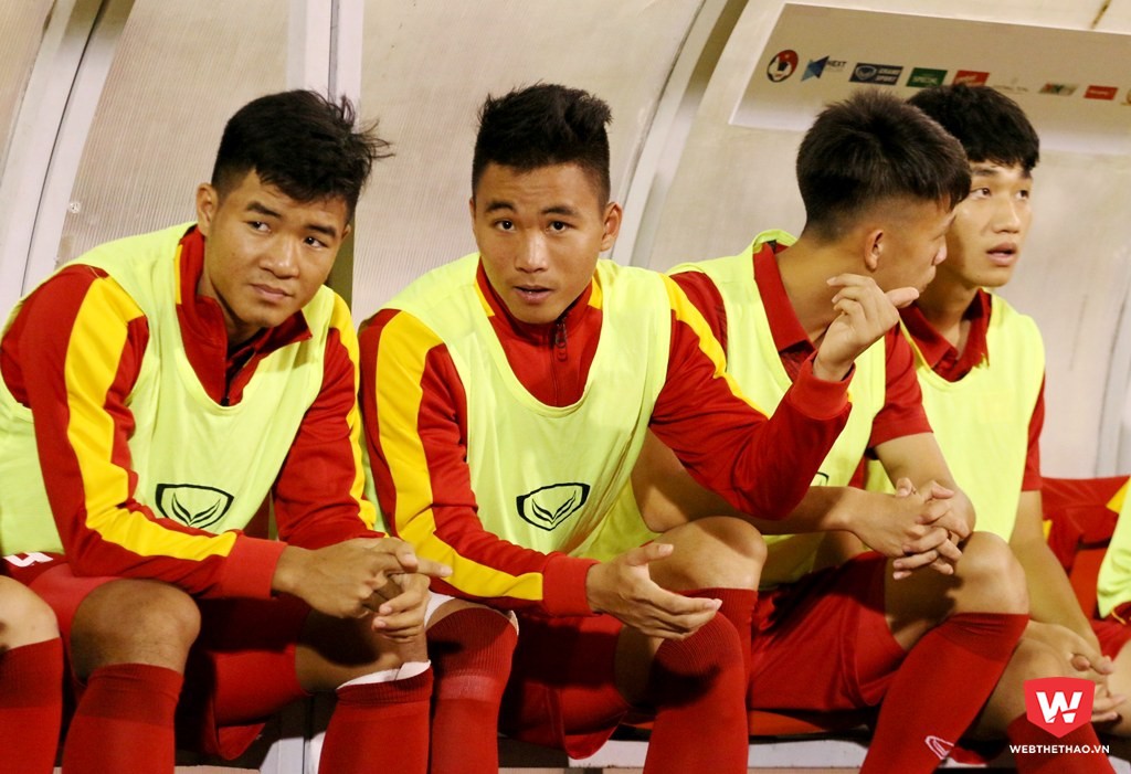 Đức Chinh (bìa trái) thường vào sân từ ghế dự bị trong giai đoạn thi đấu tập huấn của U20 Việt Nam. Ảnh: Quang Thịnh.
