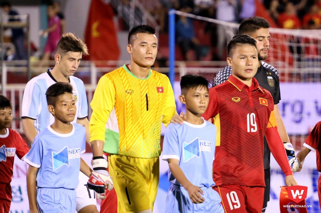 Chỉ có tân đội trưởng của U20 Việt Nam, Quang Hải mới được phép dùng điện thoại. Ảnh: Quang Thịnh.