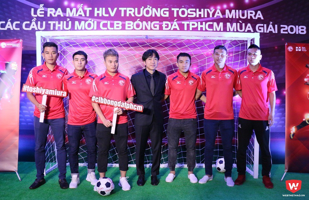 Tân HLV Toshiya Miura và những cầu thủ tân binh của CLB bóng đá TP.HCM. Mục tiêu của đội là cạnh tranh ngôi vô địch năm 2018. Ảnh: Quang Thịnh.