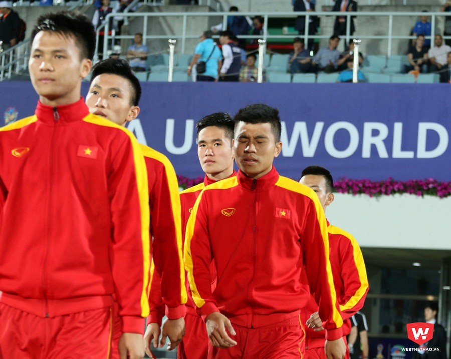 Thanh Bình nhắm tịt mắt lại, không dám tin đây là sự thật, được ra sân đá chính tại U20 World Cup. Ảnh: Quang Thịnh.