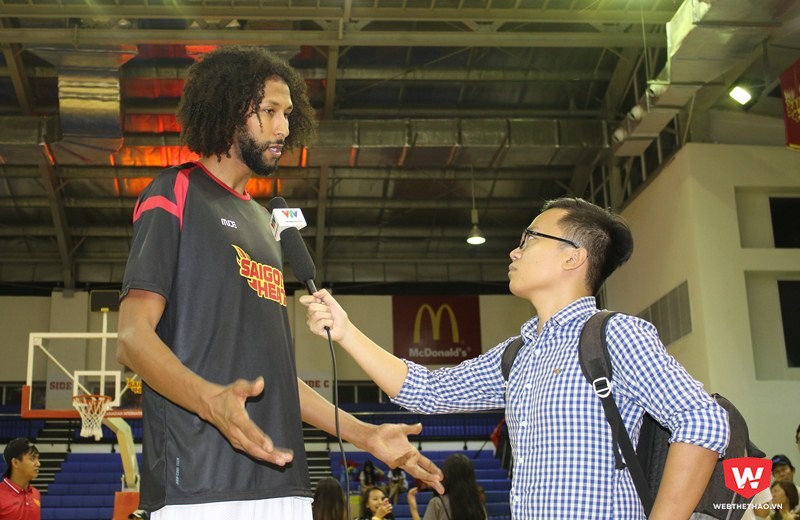 Truyền thông Việt Nam rất chú ý đến Chris bởi khả năng của anh nhưng đó cũng là điều mà cầu thủ 2m16 này khó giải bày khi không ra sân. Ảnh: Quang Thịnh.
