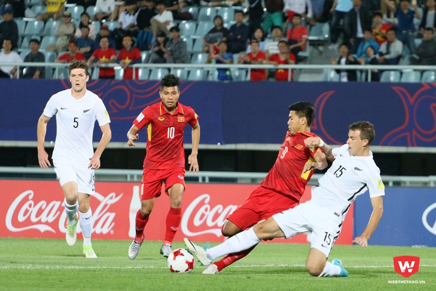 Thanh Bình và Đức Chinh chơi khá tốt trong trận hòa U20 New Zealand. Ảnh: Quang Thịnh.