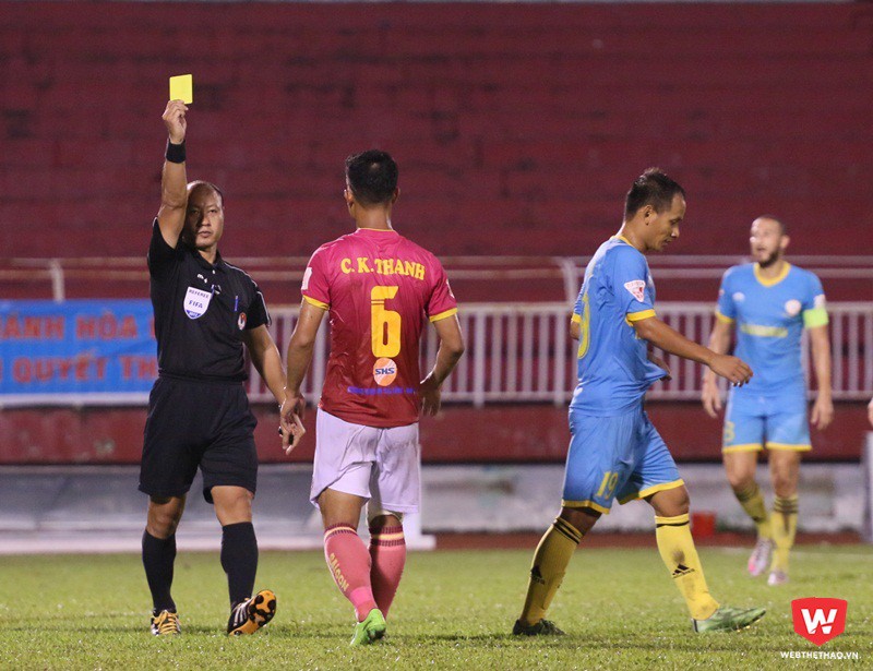 Trọng tài Hoàng Anh Tuấn rút đến 4 thẻ vàng cho Sài Gòn FC và 1 cho Khánh Hòa trong hiệp 1 nhưng lại khá lỏng tay trong hiệp 2. Ảnh: Quang Thịnh.