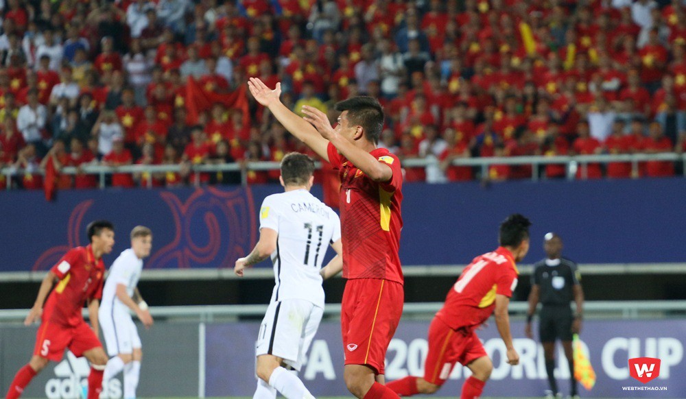Thanh Bình phản ứng trọng tài sau tình huống để bóng chạm tay của hậu vệ U20 New Zealand. Ảnh: Quang Thịnh.