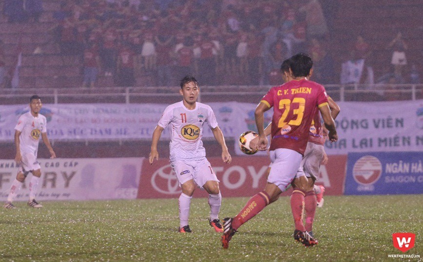 Sau cú đá phạt vào lưới CLB Hà Nội, Minh Vương tiếp tục đánh đầu ghi bàn vào lưới CLB Sài Gòn. Ảnh: Quang Thịnh.