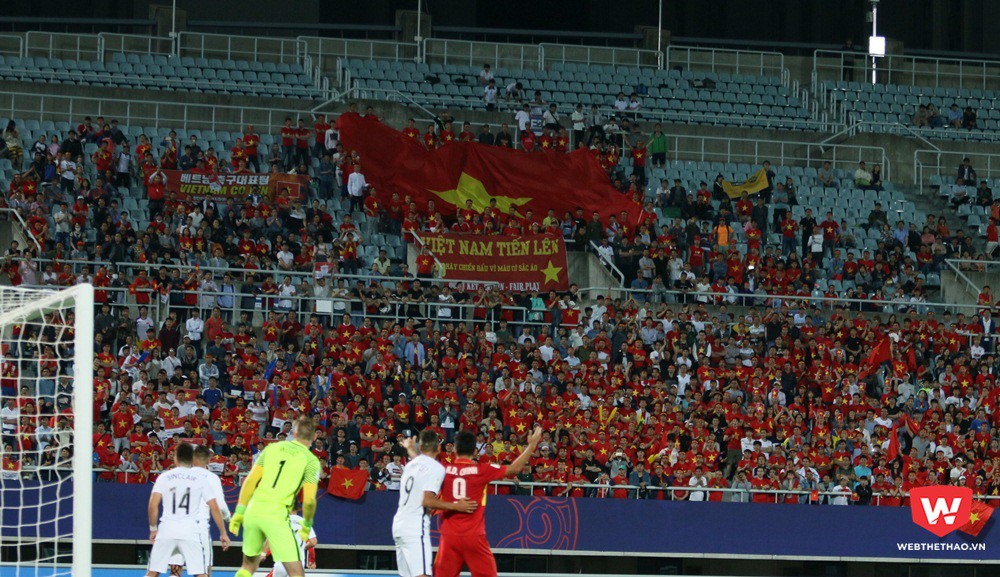 Khán đài rợp màu đỏ, khó nghĩ U20 Việt Nam đang chơi trên đất khách. Những lời động viên giúp họ có lợi thế hơn rất nhiều so với U20 New Zealand. Ảnh: Quang Thịnh.