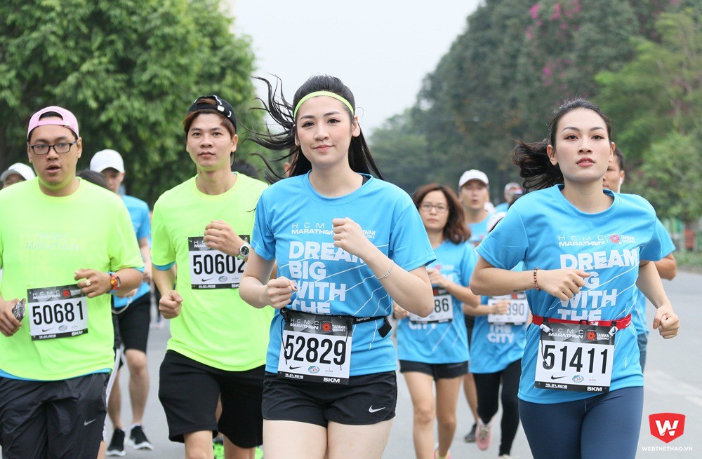 Tú Anh và bạn đồng hành trên đường chạy HCMC Marathon by Taiwan Excellence, cự ly 5 Km. Đây là thời điểm mới xuất phát, á hậu HHVN 2012 chưa phát hiện có người quen ''hộ tống''. Ảnh: Quang Thịnh.