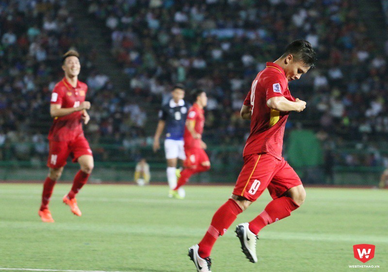 Quang Hải (phải) ăn mừng rất hưng phấn sau khi ghi bàn thắng đầu tiên trong màu áo ĐTQG Việt Nam. Ảnh: Quang Thịnh.