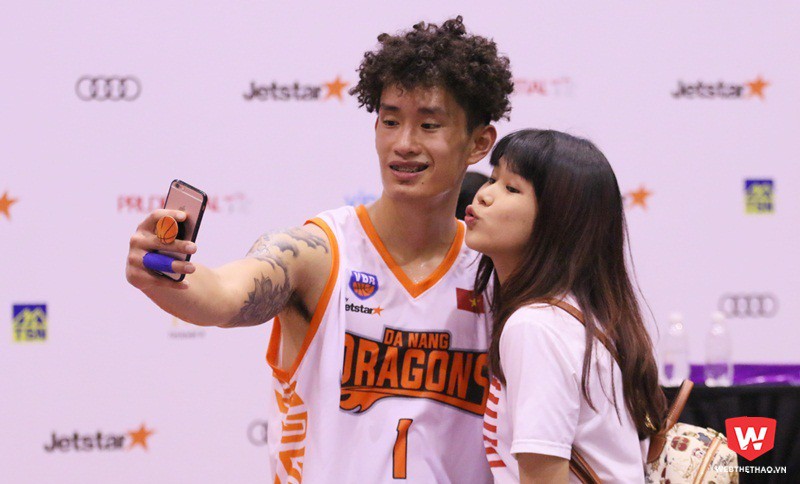 Dù có thi đấu cho Saigon Heat hay Danang Dragons, Đăng Khoa vẫn luôn có lượng fan nhất định. Ảnh: Quang Thịnh.